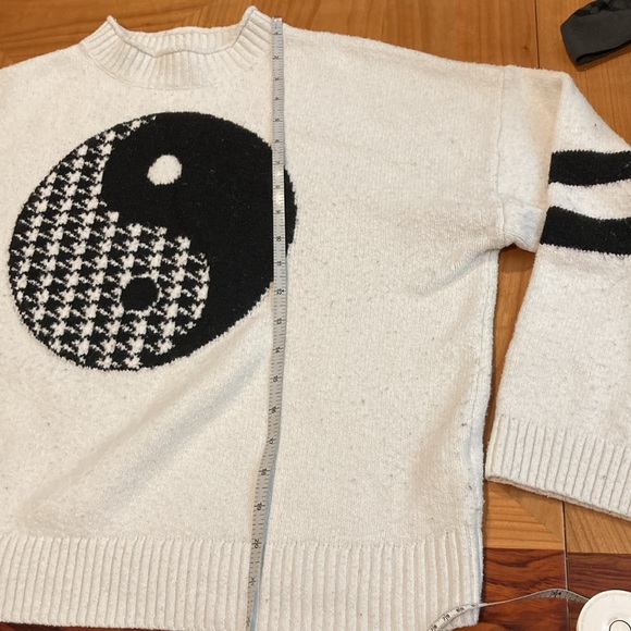 EUC BP. Sweater - Picture 6 of 6